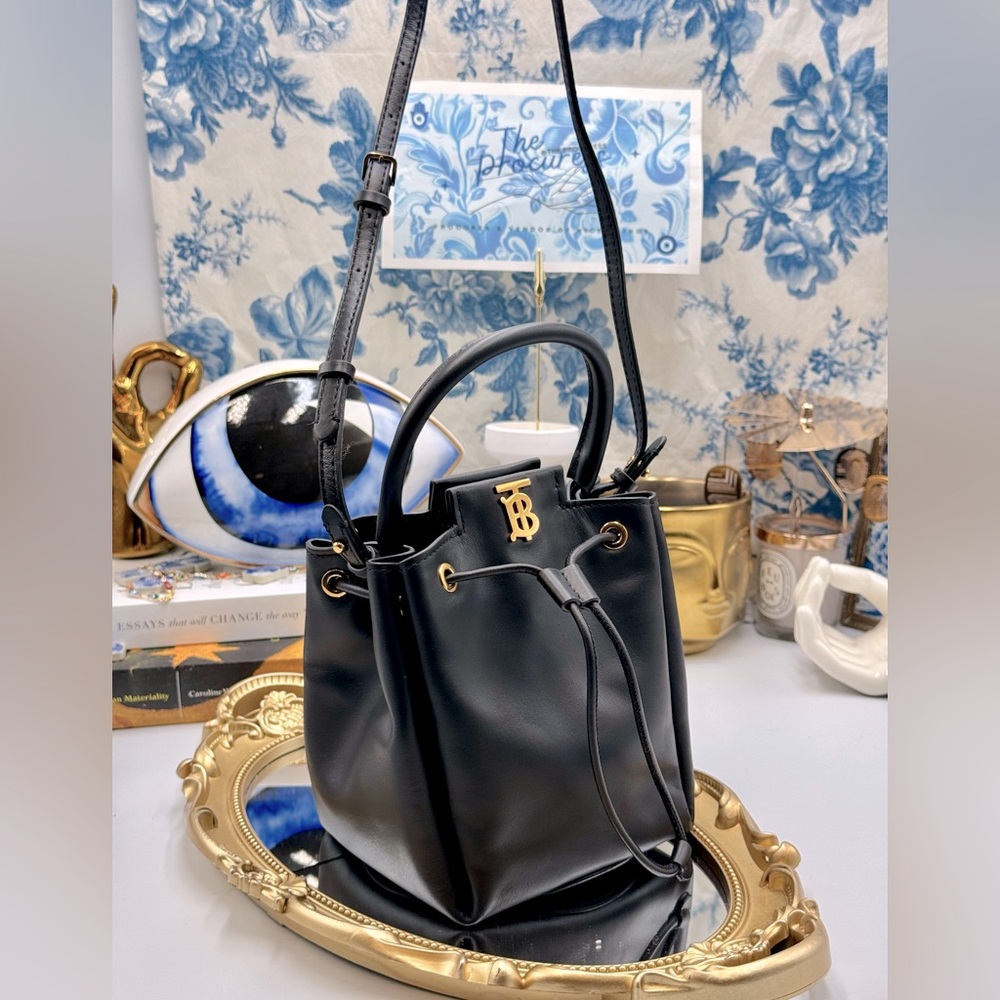 🆕 BURBERRY 🧿 NWOT Monogram Motif Bucket Crossbody Bag, Black - AUTHENTICATED - Picture 2 of 14